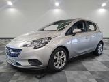 une photo d'une voiture argentée dans un showroom