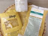 un bol de riz et une boîte de lait posés sur une table