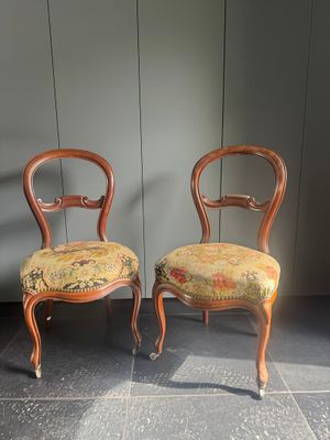 paire de chaises anciennes avec des assises rembourrées
