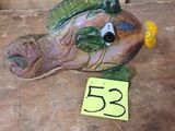 une figurine représentant un poisson, sur laquelle est accrochée une étiquette jaune