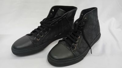 une paire de baskets noires sur fond blanc