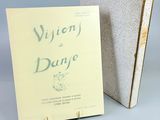 deux livres posés l'un à côté de l'autre sur une table