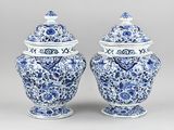 paire de vases bleus et blancs avec couvercles, posés sur des socles