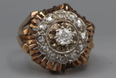 une image d'une bague en diamant et en or sur fond blanc