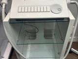 une machine blanche posée sur un parquet