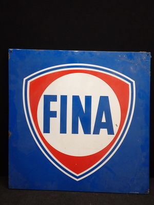 une vieille enseigne bleue et blanche sur laquelle est inscrit le mot « fina »