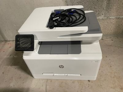 une imprimante blanche posée sur une boîte blanche