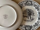 deux assiettes posées l'une sur l'autre sur une table