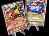 Deux cartes Pokémon sont exposées sur un présentoir devant un fond noir.