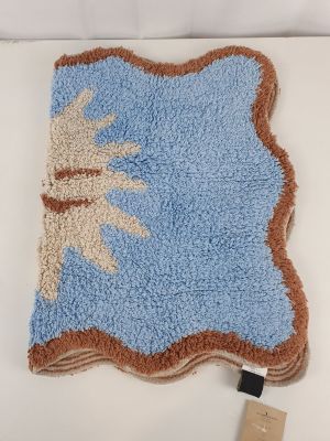 un tapis bleu et marron sur lequel est représenté un arbre