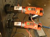 deux outils électriques branchés sur une prise murale