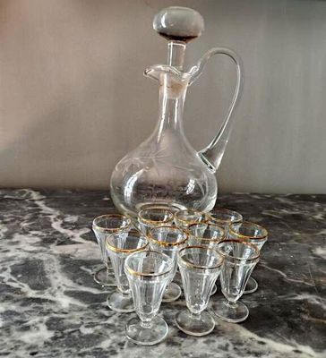 Elégante carafe à décanter taillée de pampres, le col en sen…