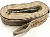 une image montrant un gros plan d'une ceinture munie d'une boucle métallique