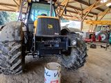 un tracteur garé à l'intérieur d'un bâtiment