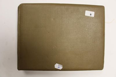 une boîte marron sur laquelle est collé un autocollant, posée sur une table