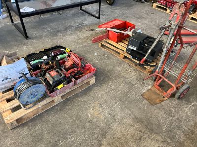 de nombreux types d'outils différents sur une palette dans un entrepôt