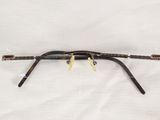 une image représentant une paire de lunettes posée sur un drap blanc