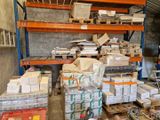 une pièce avec beaucoup de boîtes et de cartons sur les étagères