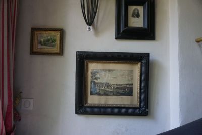une photo d'un salon avec un canapé et des tableaux accrochés au mur