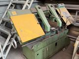 une grande machine installée dans une pièce