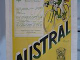 une affiche représentant un homme à vélo accrochée au mur