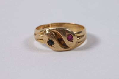 gros plan d'une bague en or sur une surface blanche