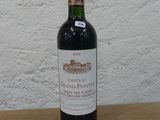 une bouteille de vin posée sur une table