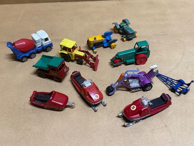 un grand nombre de petites voitures posées sur une table