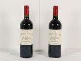 deux bouteilles de vin rouge posées l'une à côté de l'autre sur une table