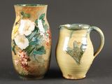 deux vases placés l'un à côté de l'autre