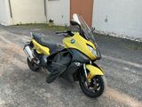 une moto jaune et noire garée sur le bord de la route