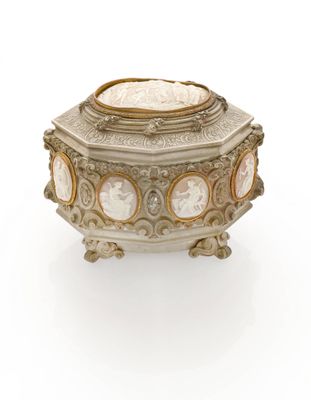 une boîte ancienne en argent dont le couvercle est orné d'un motif blanc et or