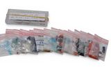 beaucoup de petits sachets contenant des brosses à dents et du dentifrice