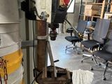 une machine placée au milieu d'une pièce
