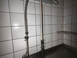 un évier de cuisine muni d'un robinet et dans lequel se trouve un robinet