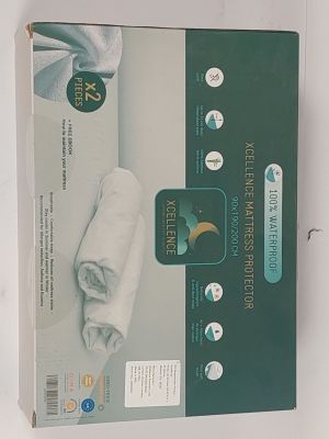 Emballage d'un drap de lit dans une boîte posée sur une surface blanche
