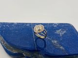 un gros plan sur une pierre bleue sur laquelle repose une bague en argent