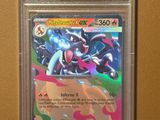 La carte Pokémon est dans un étui en plastique accroché au mur.