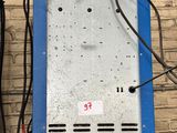 une caisse bleue et blanche posée sur une palette en bois