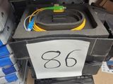 une boîte contenant quelques fils, posée sur une étagère