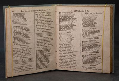 un livre ouvert, dont une page est visible, posé sur une table