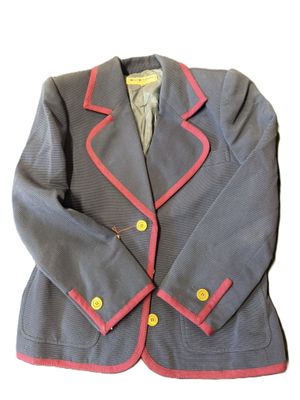 veste grise avec des bordures et des boutons roses sur fond blanc