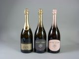 trois bouteilles de vin posées l'une à côté de l'autre sur une table