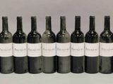 six bouteilles de vin alignées sur une table