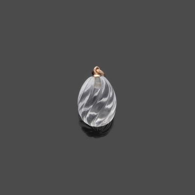 un pendentif en marbre blanc et noir muni d'un fermoir en or