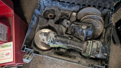 une boîte à outils contenant une clé et une clé à molette