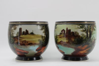 une paire de vases peints à la main représentant un paysage