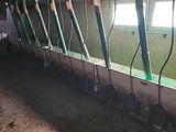 une longue rangée de balais dans une pièce
