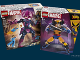 On voit deux boîtes de Lego sur un fond bleu.