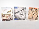 trois livres qui se trouvent l'un à côté de l'autre